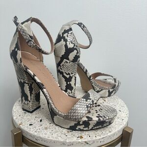 Madden Girl Suzy Gray White Snake Embossed PU Leather Block Platform Heels 8